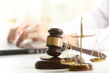 Sözleşme belgeleriyle çalışan avukat ve mahkeme salonunda tahtadan tokmak. Adalet ve hukuk, avukat ve mahkeme yargıcı kavramı