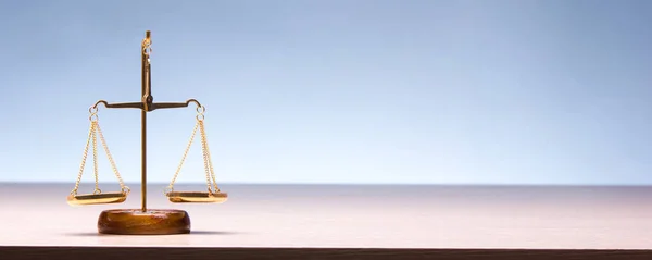 Έννοια Δικαίου Βιβλίο Ανοιχτού Δικαίου Ξύλινο Σφυρί Δικαστών Στο Τραπέζι — Φωτογραφία Αρχείου