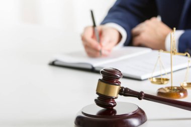 Sözleşme belgeleriyle çalışan avukat ve mahkeme salonunda tahtadan tokmak. Adalet ve hukuk, avukat ve mahkeme yargıcı kavramı