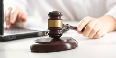 Sözleşme belgeleriyle çalışan avukat ve mahkeme salonunda tahtadan tokmak. Adalet ve hukuk, avukat ve mahkeme yargıcı kavramı