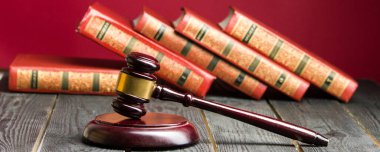 Hukuk konsepti - Beyaz arka planda izole edilmiş bir mahkeme salonunda ya da emniyet teşkilatında ahşap yargıç tokmağı olan bir hukuk kitabı. Metin için alanı kopyala