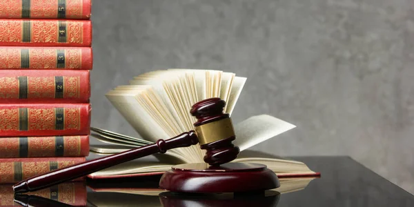 法律概念 公开的法律书籍 有木制法官在审判室或执法办公室的桌子上戴着木槌 与白人背景隔离 文本的复制空间 — 图库照片