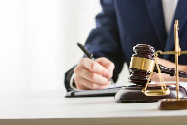 Advocaat Werkt Met Contract Papieren Houten Hamer Tafel Rechtszaal Justitie — Stockfoto