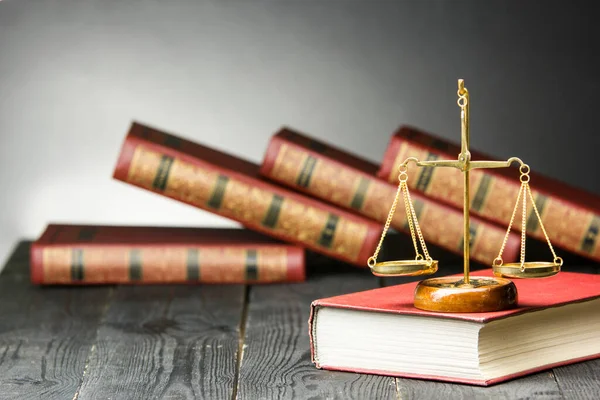 法律概念 公开的法律书籍 有木制法官在审判室或执法办公室的桌子上戴着木槌 与白人背景隔离 文本的复制空间 — 图库照片