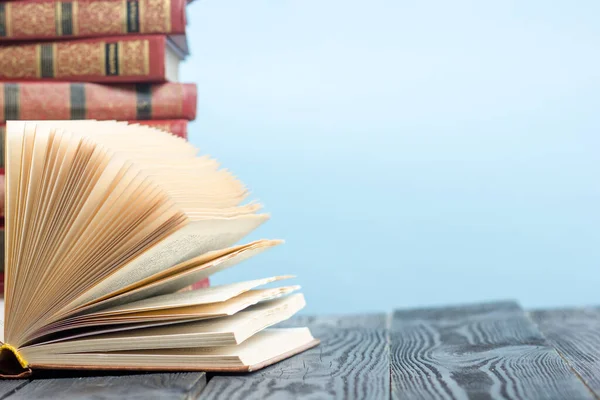 Livro Aberto Livros Capa Dura Sobre Mesa Madeira Volta Escola — Fotografia de Stock