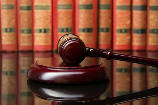 Concepto Ley Libro Leyes Abierto Con Mazo Jueces Madera Sobre — Foto de Stock