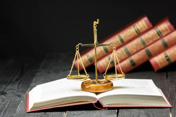 Концепция Закона Открытая Книга Законов Деревянными Судьями Молотком Столе Зале — стоковое фото