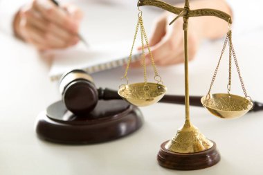 Sözleşme belgeleriyle çalışan avukat ve mahkeme salonunda tahtadan tokmak. Adalet ve hukuk, avukat ve mahkeme yargıcı kavramı