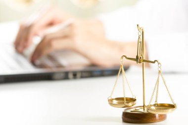 Sözleşme belgeleriyle çalışan avukat ve mahkeme salonunda tahtadan tokmak. Adalet ve hukuk, avukat ve mahkeme yargıcı kavramı