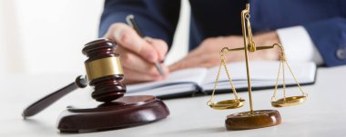 Sözleşme belgeleriyle çalışan avukat ve mahkeme salonunda tahtadan tokmak. Adalet ve hukuk, avukat ve mahkeme yargıcı kavramı