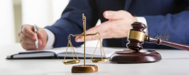 Sözleşme belgeleriyle çalışan avukat ve mahkeme salonunda tahtadan tokmak. Adalet ve hukuk, avukat ve mahkeme yargıcı kavramı