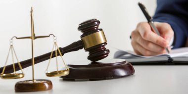 Sözleşme belgeleriyle çalışan avukat ve mahkeme salonunda tahtadan tokmak. Adalet ve hukuk, avukat ve mahkeme yargıcı kavramı