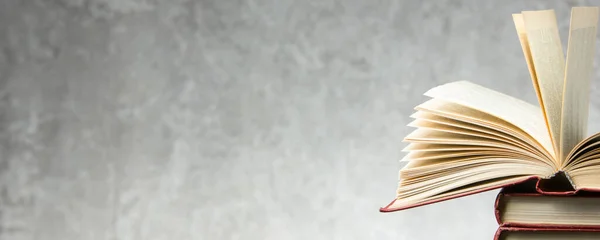 Aufgeschlagenes Buch Gebundene Bücher Auf Holztisch Zurück Zur Schule Kopierraum — Stockfoto