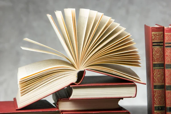 Livro Aberto Livros Capa Dura Sobre Mesa Madeira Volta Escola — Fotografia de Stock