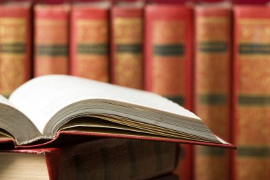 Açık kitap, ahşap masadaki ciltli kitaplar. Okula dönelim. Boşluğu kopyala.