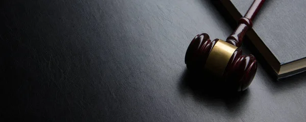 Hukuki Hukuk Adalet Kavramı Tahta Hakimlerle Dolu Bir Hukuk Kitabı — Stok fotoğraf
