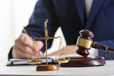 Sözleşme belgeleriyle çalışan avukat ve mahkeme salonunda tahtadan tokmak. Adalet ve hukuk, avukat ve mahkeme yargıcı kavramı