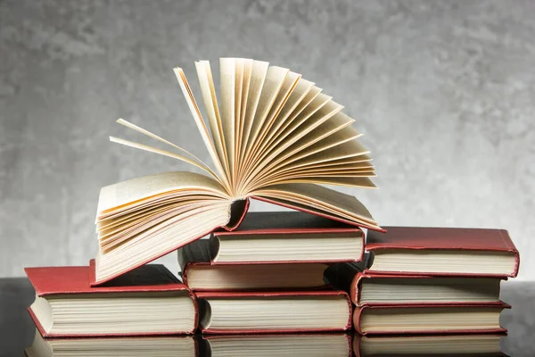 Libro Abierto Libros Tapa Dura Sobre Mesa Madera Vuelta Escuela —  Fotos de Stock