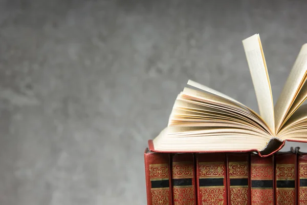 Livro Aberto Livros Capa Dura Sobre Mesa Madeira Volta Escola — Fotografia de Stock