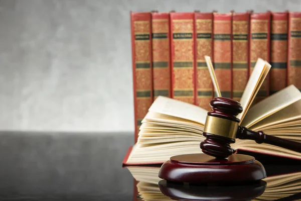 Концепція Юридичного Права Юстиції Відкрита Книга Дерев Яними Суддями Столі — стокове фото