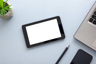 Bilgisayarlı beyaz masa ofisi, akıllı telefon ve bir fincan kahveli diğer iş malzemeleri. Metni kopyalamak için üst görünümü kullan. Desenci çalışma alanı düz masa üzerinde temel elementler yatıyordu.