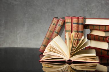Açık kitap, ahşap masadaki ciltli kitaplar. Okula dönelim. Boşluğu kopyala.