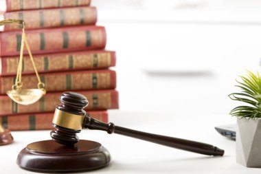 Hukuki Hukuk ve Adalet kavramı - Tahta hakimlerle dolu bir hukuk kitabı mahkeme salonunda ya da kolluk kuvvetleri bürosunda masaya konur. Metin için alanı kopyala