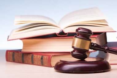 Hukuki Hukuk ve Adalet kavramı - Tahta hakimlerle dolu bir hukuk kitabı mahkeme salonunda ya da kolluk kuvvetleri bürosunda masaya konur. Metin için alanı kopyala