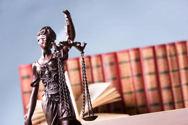 Концепция Правового Права Правосудия Книга Открытого Права Деревянными Судьями Лежащими — стоковое фото
