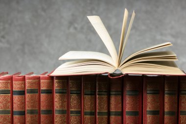 Açık kitap, ahşap masadaki ciltli kitaplar. Okula dönelim. Boşluğu kopyala.