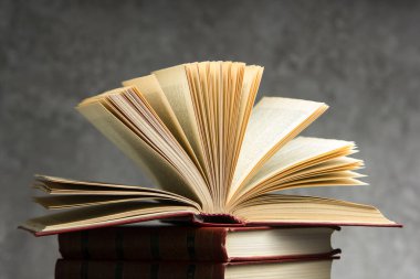 Açık kitap, ahşap masadaki ciltli kitaplar. Okula dönelim. Boşluğu kopyala.