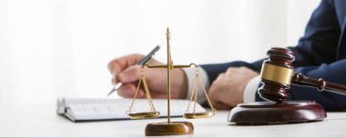 Sözleşme belgeleriyle çalışan avukat ve mahkeme salonunda tahtadan tokmak. Adalet ve hukuk, avukat ve mahkeme yargıcı kavramı