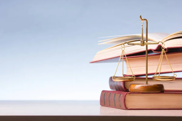 法律和司法概念 带木制法官的开放式法律书籍 放在法庭或执法办公室的桌上 文本的复制空间 — 图库照片