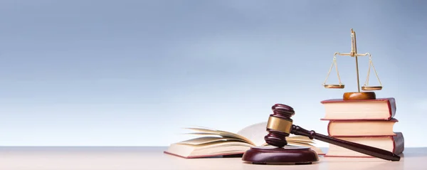 Koncepcja prawa i sprawiedliwości - otwarta książka prawnicza z drewnianym młotkiem sędziowskim na stole w sali sądowej lub biurze ścigania. Kopiuj miejsce na tekst. — Zdjęcie stockowe
