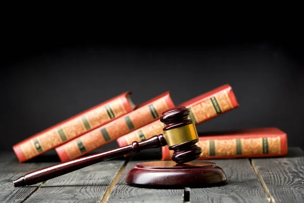 Concetto di legge e giustizia - Libro aperto con un martelletto di giudici di legno sul tavolo di un'aula di tribunale o di un ufficio di polizia. Copia spazio per testo. — Foto Stock
