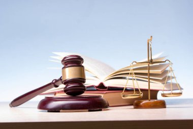 Hukuki Hukuk ve Adalet kavramı - Tahta hakimlerle dolu bir hukuk kitabı mahkeme salonunda ya da kolluk kuvvetleri bürosunda masaya konur. Metin için alanı kopyala