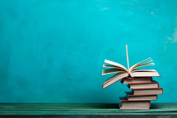 Régi könyvek egy fa polcon. Vissza az iskolába. — Stock Fotó
