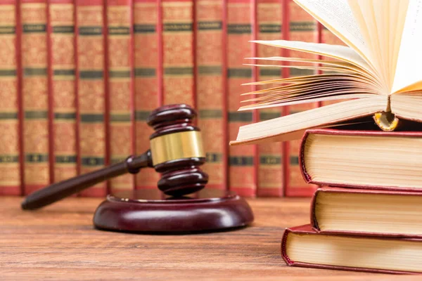 Concepto Ley Legal Justicia Libro Leyes Abierto Con Mazo Jueces —  Fotos de Stock