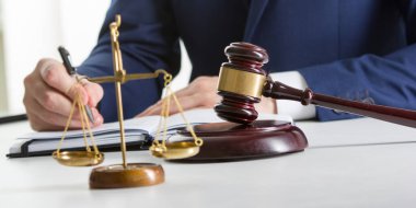 Sözleşme belgeleriyle çalışan avukat ve mahkeme salonunda tahtadan tokmak. Adalet ve hukuk, avukat ve mahkeme yargıcı kavramı.