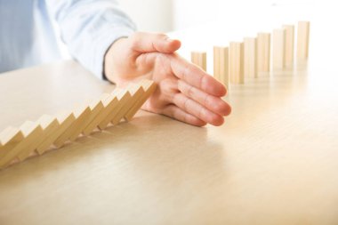 İş dünyasında plan ve strateji, İş Büyütme Riski Ahşap bloklar ile İş Büyüme Konsepti, insan eli yığılır ve ahşap bir blok istifleme