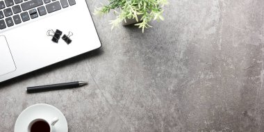 Bilgisayarlı beyaz masa ofisi, akıllı telefon ve bir fincan kahveli diğer iş malzemeleri. Metni kopyalamak için üst görünümü kullan. Desenci çalışma alanı düz masa üzerinde temel elementler yatıyordu.