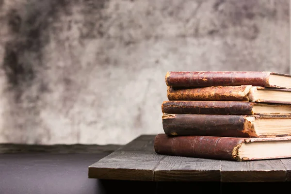 Vintage livros de couro pilha na superfície de madeira rústica velha — Fotografia de Stock