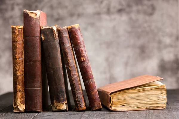 Vintage livros de couro pilha na superfície de madeira rústica velha — Fotografia de Stock