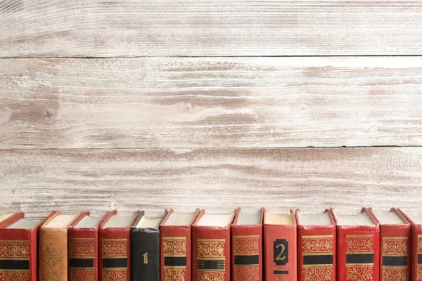 Vecchi libri su una mensola di legno. Ritorno a scuola — Foto Stock