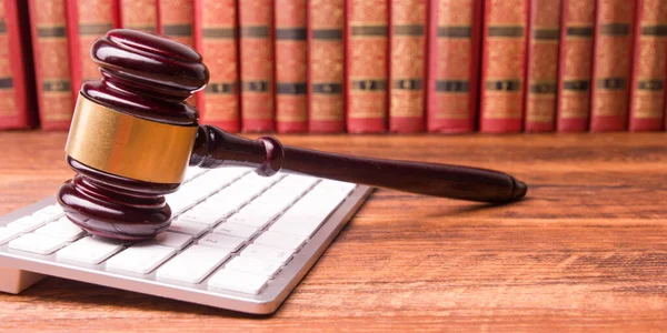 Έννοια του νομικού δικαίου και της δικαιοσύνης - Βιβλίο ανοικτού δικαίου με ξύλινο σφυρί δικαστών στο τραπέζι σε δικαστήριο ή γραφείο επιβολής του νόμου. Αντιγραφή χώρου για κείμενο. — Φωτογραφία Αρχείου