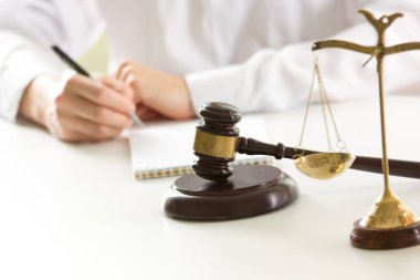 Sözleşme belgeleriyle çalışan avukat ve mahkeme salonunda tahtadan tokmak. Adalet ve hukuk, avukat ve mahkeme yargıcı kavramı