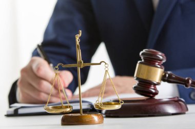 Sözleşme belgeleriyle çalışan avukat ve mahkeme salonunda tahtadan tokmak. Adalet ve hukuk, avukat ve mahkeme yargıcı kavramı