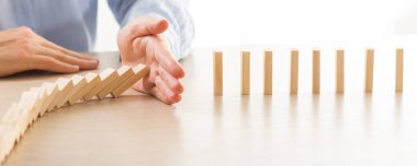 İş dünyasında plan ve strateji, İş Büyütme Riski Ahşap bloklar ile İş Büyüme Konsepti, insan eli yığılır ve ahşap bir blok istifleme