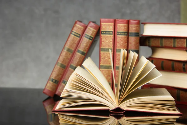 Livros Antigos Numa Prateleira Madeira Volta Escola — Fotografia de Stock