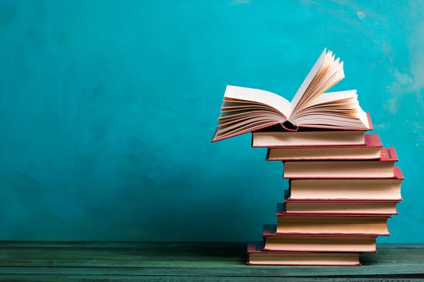 Livros Antigos Numa Prateleira Madeira Volta Escola — Fotografia de Stock